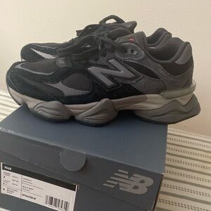 Excellent condition New Balance 9060.